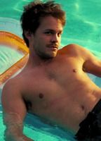 Johnny Simmons. 